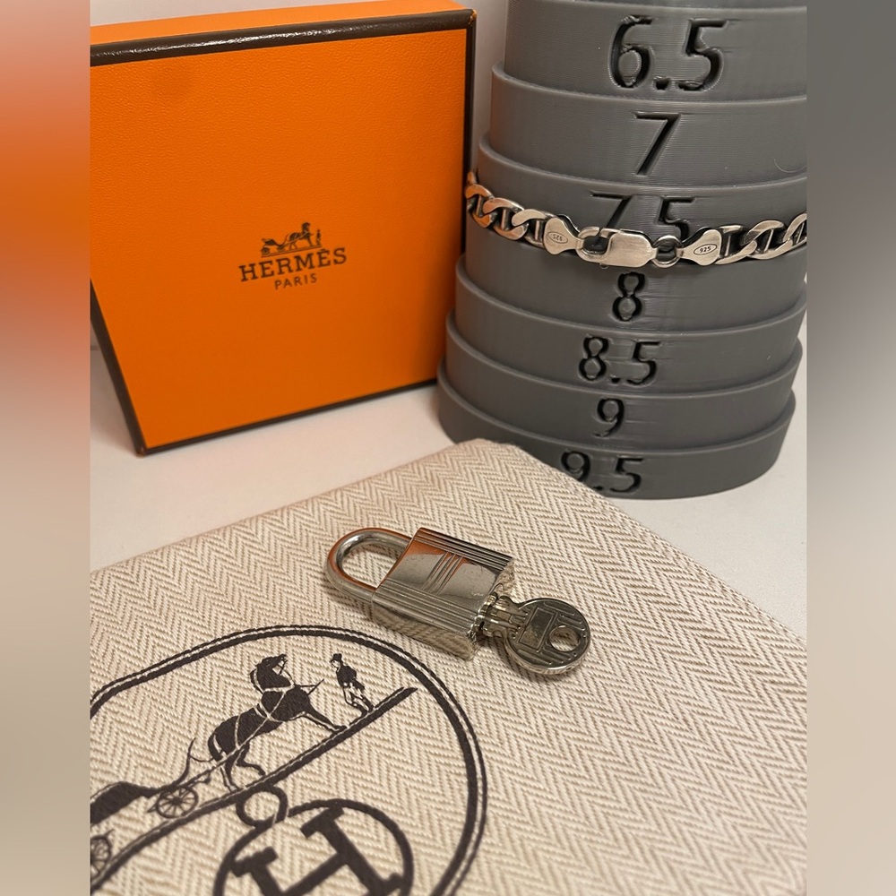 AUTHENTIC Hermes palladium lock and key:
Sterling silver bracelet - Picture 13 of 15